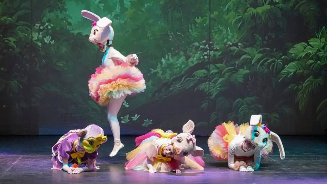 Antalya’da İnteraktif Çocuk Oyunu Dino Ormanı Büyüledi! 1